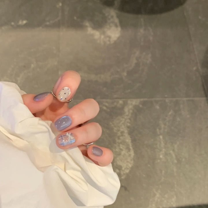 Artificial Nails with Unique Geometric Design Bowlift