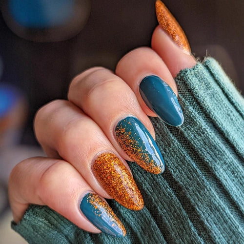 Glamorous artificial nails with sparkling accents Bowlift