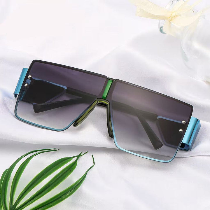 Ladies trendy oversized sunglasses with futuristic design Bowlift