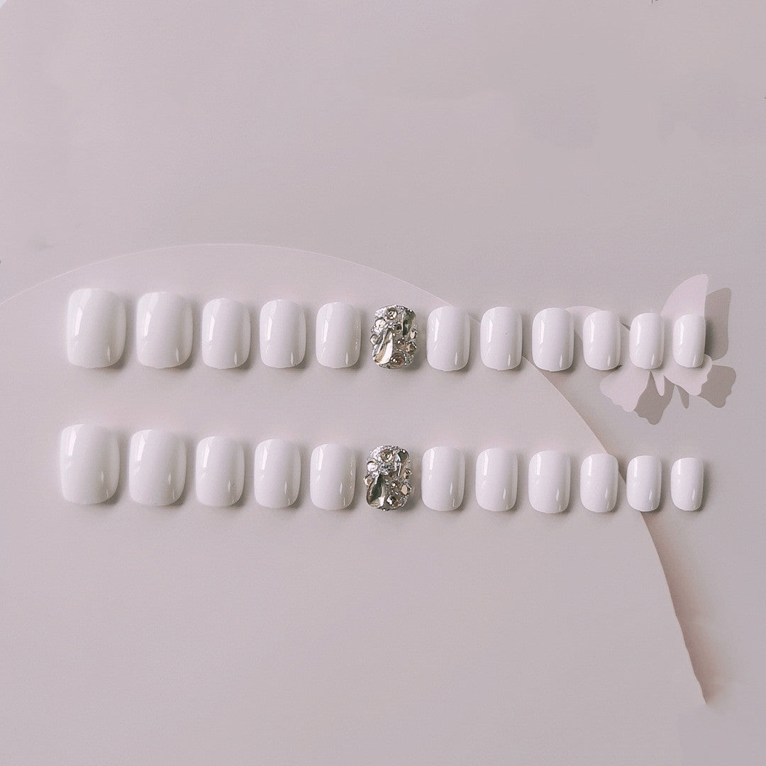 Artificial nails with glitter design and elegant accents Bowlift