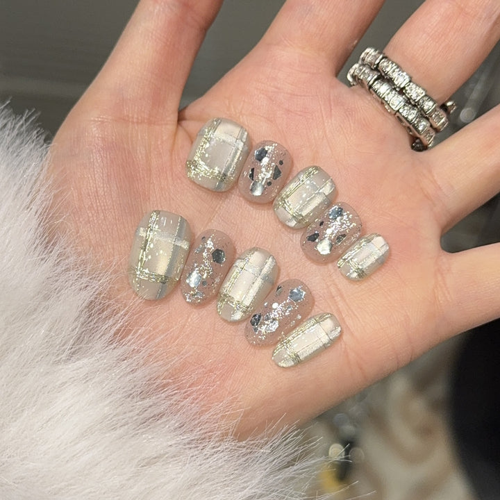 Glamorous artificial nail tips with metallic detail Bowlift