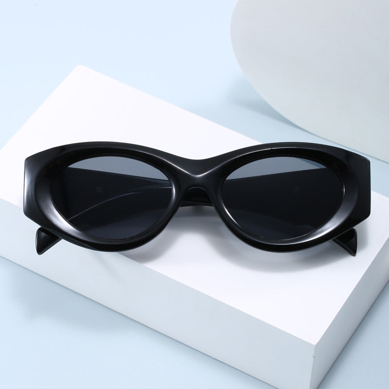 Women Retro-inspired Sunglasses with distinctive accents Bowlift