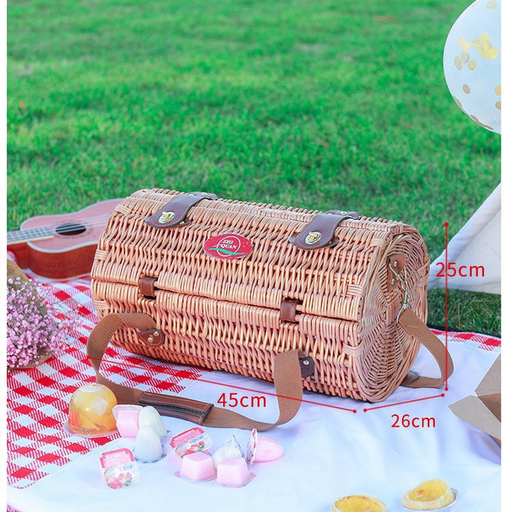 Women's picnic basket with integrated dish set and insulating elements Bowlift