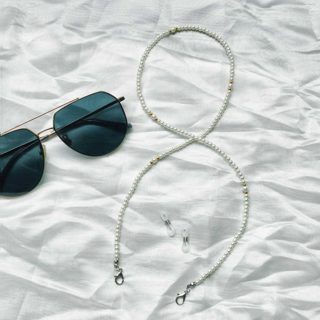 Fashionable pearl necklace with golden accent Bowlift