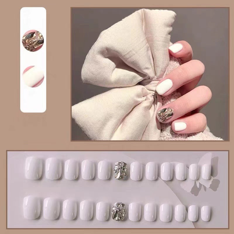 Artificial nails with glitter design and elegant accents Bowlift