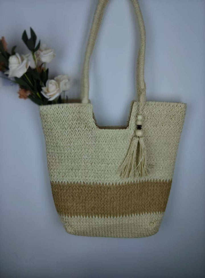 More elegant and stylish straw hat with lace band Bowlift