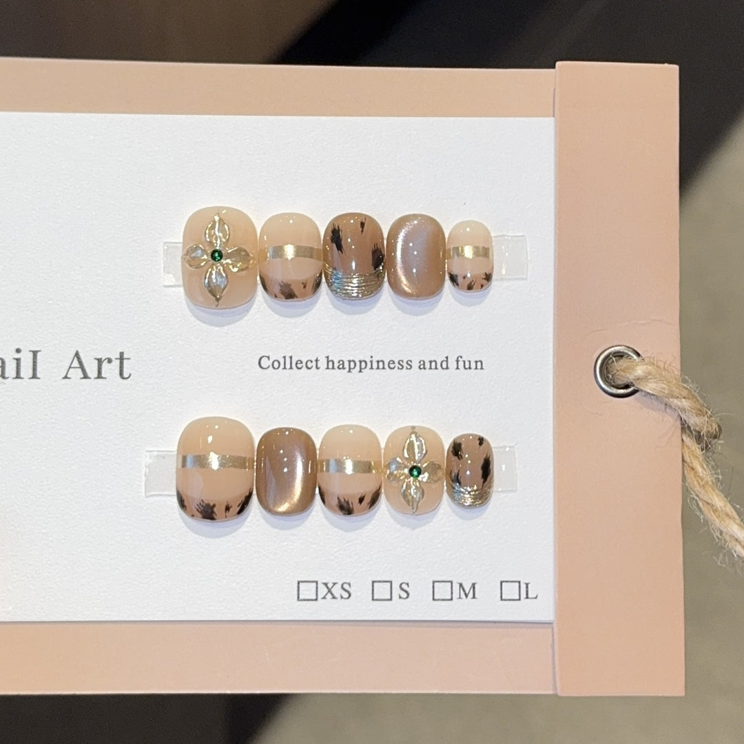 Artificial nails with elegant gold embellishments Bowlift