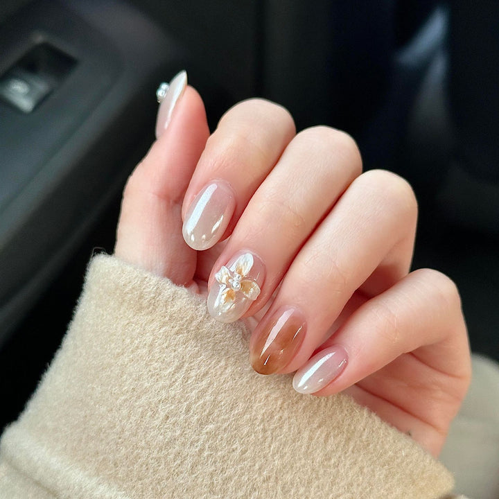 Artificial nails with floral details and glitter coating Bowlift