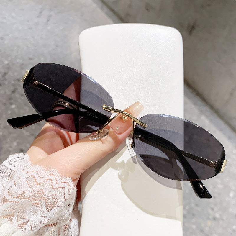 Ladies sunglasses in modern oval design with contrasting frame Bowlift