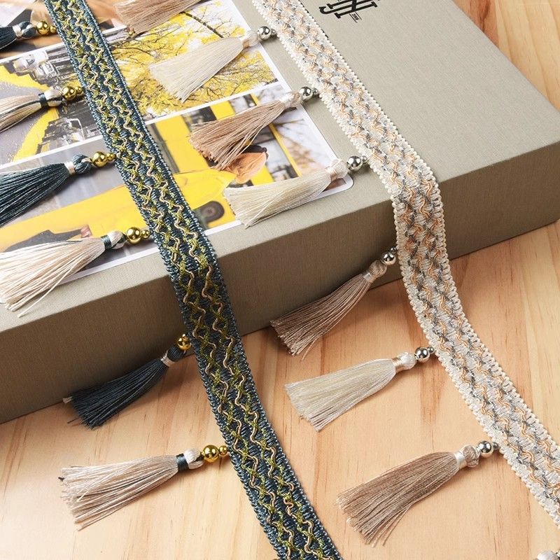 Decorative tassel trim Bowlift