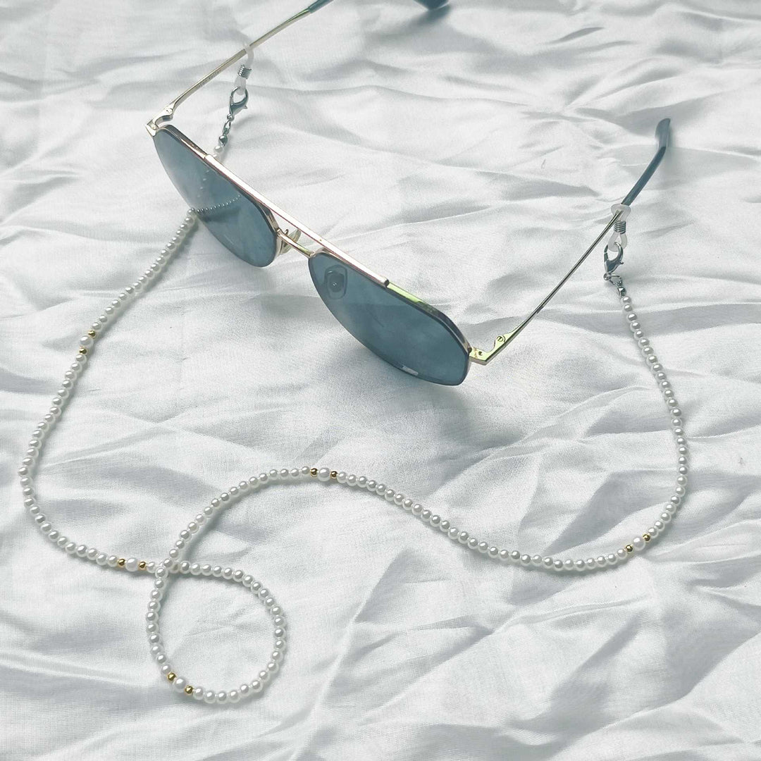 Fashionable pearl necklace with golden accent Bowlift