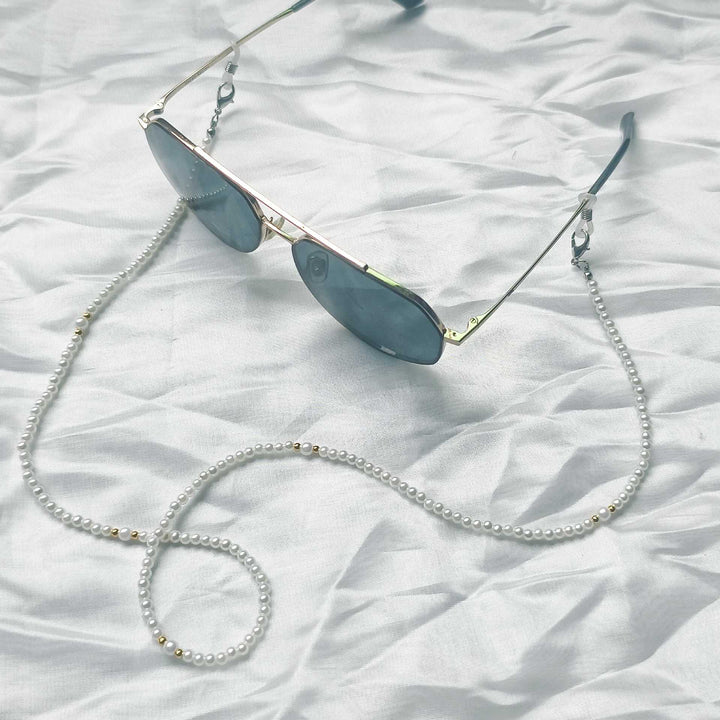 Fashionable pearl necklace with golden accent Bowlift