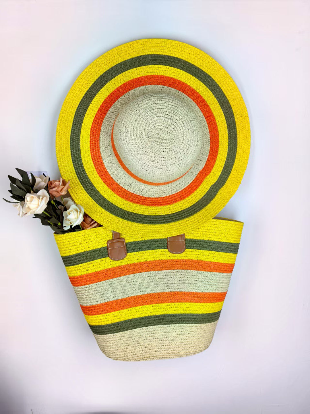 Summery beach bag and sun hat Bowlift