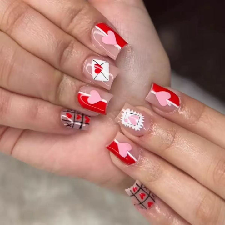 Artificial nail set with romantic heart and envelope motifs Bowlift