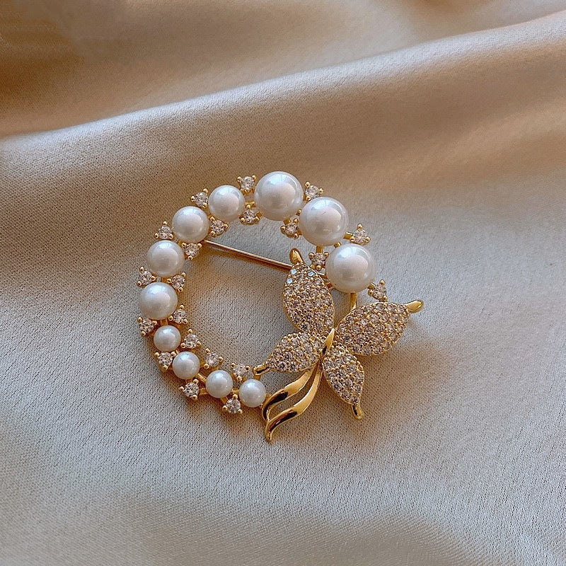 Exquisite pearls and rhinestone brooch Bowlift