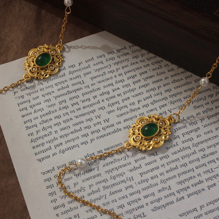 Elegant jewelry display chain with pearls and green stone decoration Bowlift