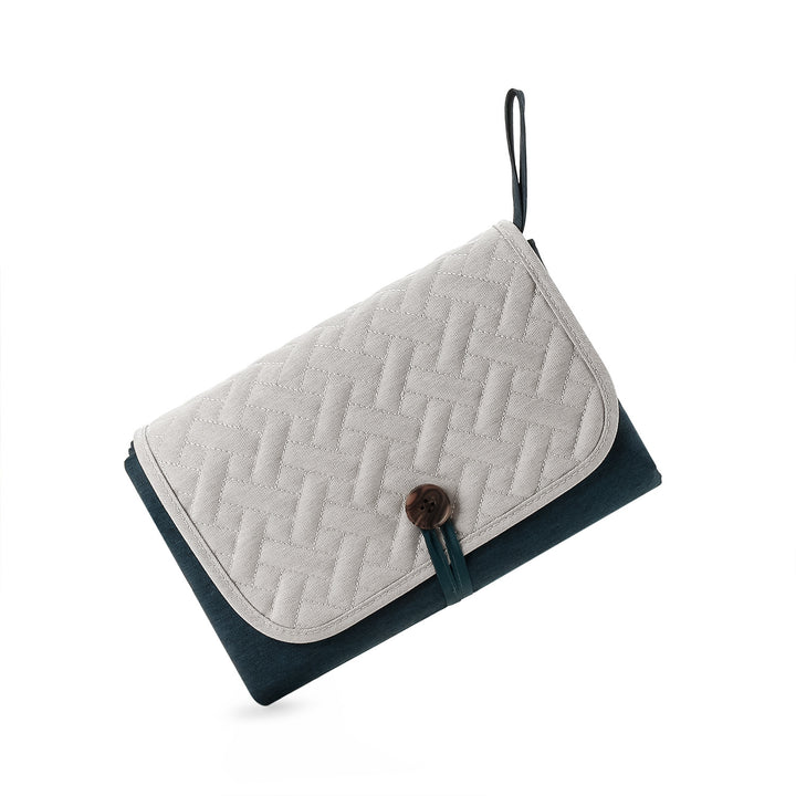 Stylish and Practical Wallet Bowlift