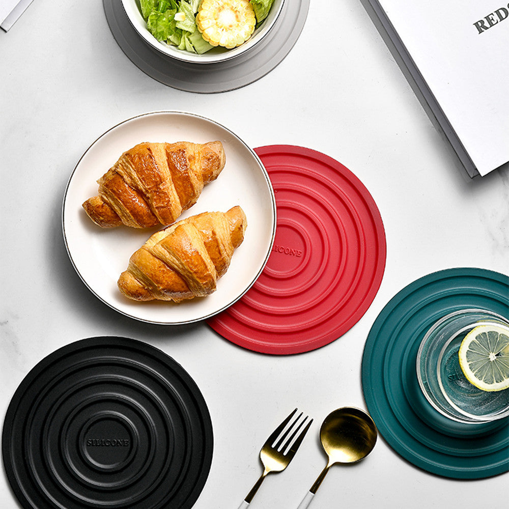 Silicone pot lid with innovative steam vent Bowlift