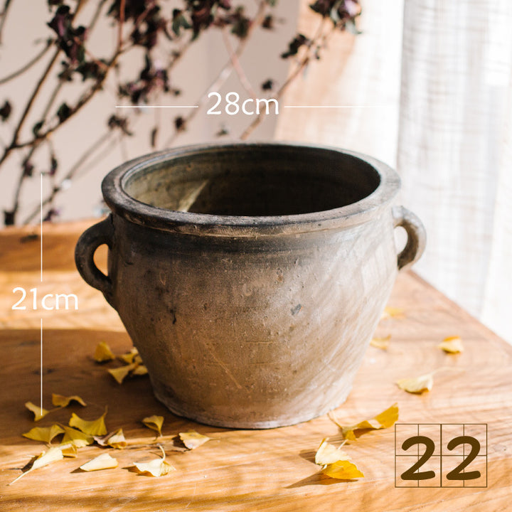 Rustic ceramic pot with handmade design Bowlift