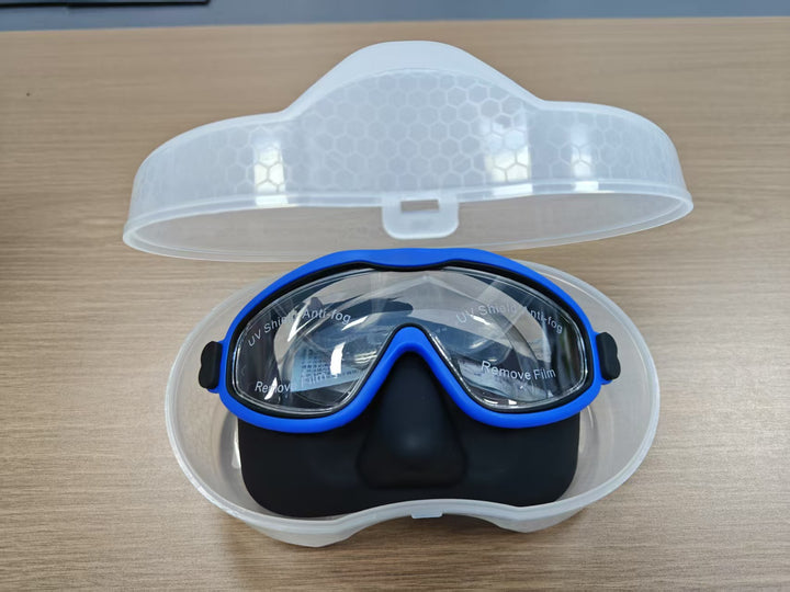 Swimming mask with adjustable comfort and clear field of vision Bowlift
