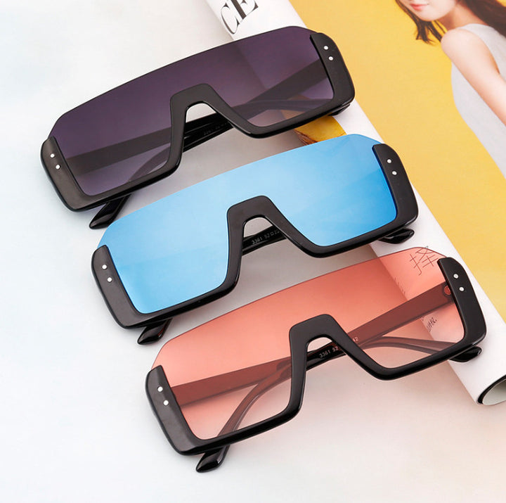 Women's Sporty Shield Sunglasses with Modern Design Bowlift