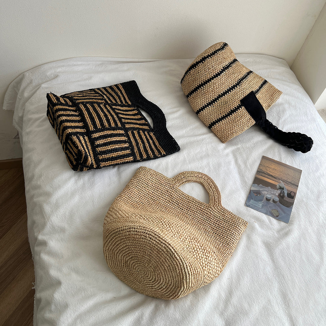 Handmade straw bag with fashionable striped pattern Bowlift
