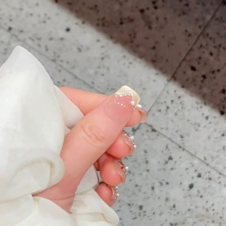 Artificial nails with elegant pearl and flower accents Bowlift