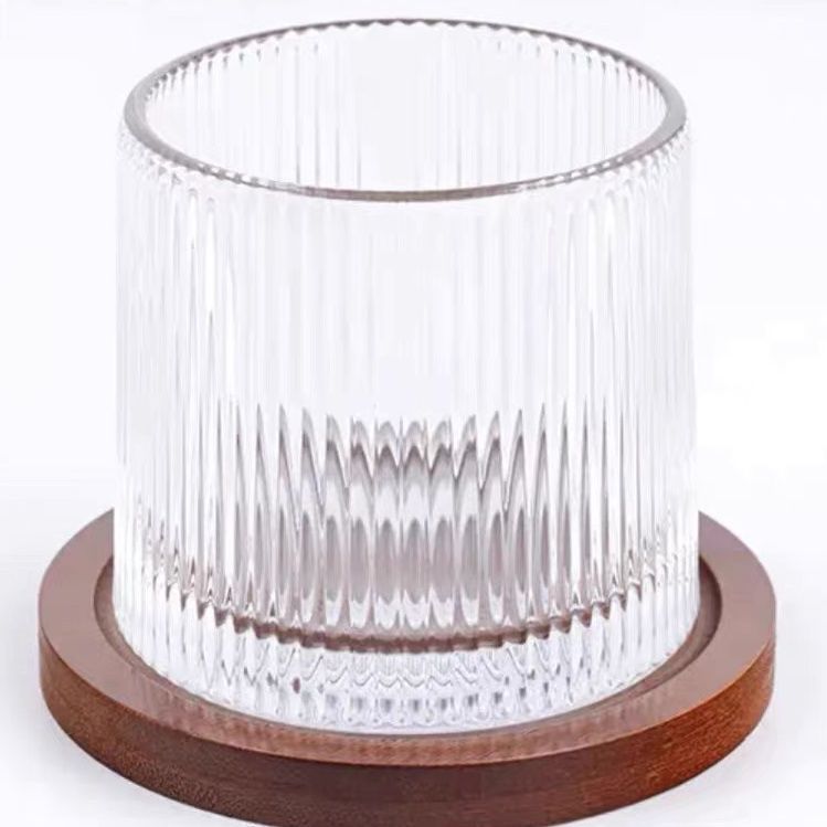 Ladies noble drinking cup made of clear glass Bowlift