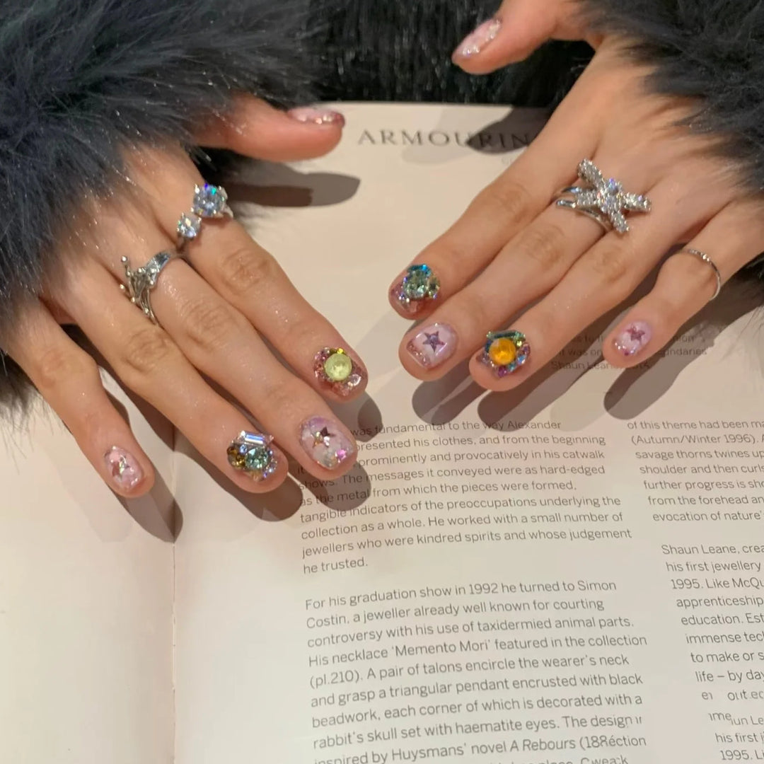 Elegant Press-On Nail Set with Sparkling Design Bowlift