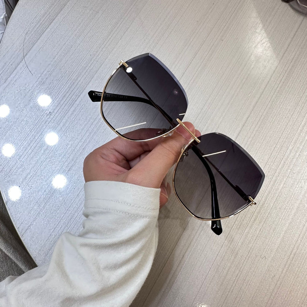 Women's sunglasses with an elegant, wide frame and luxurious accents Bowlift