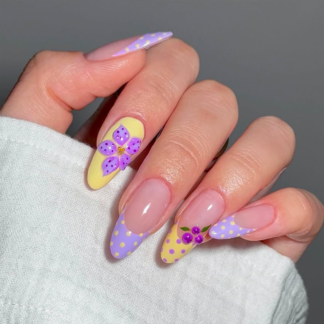 Artificial fingernails with floral design and glitter accents Bowlift