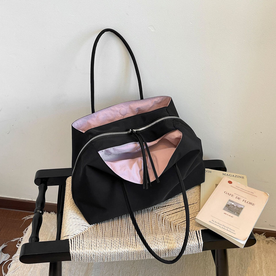 Elegant Handbag with Practical Interior Bowlift