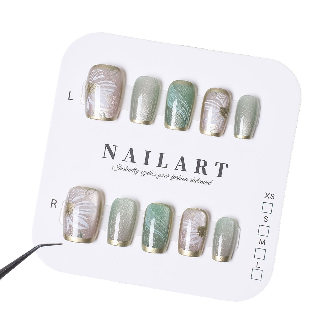 Artificial nails with floral accents and glamorous gold trim Bowlift