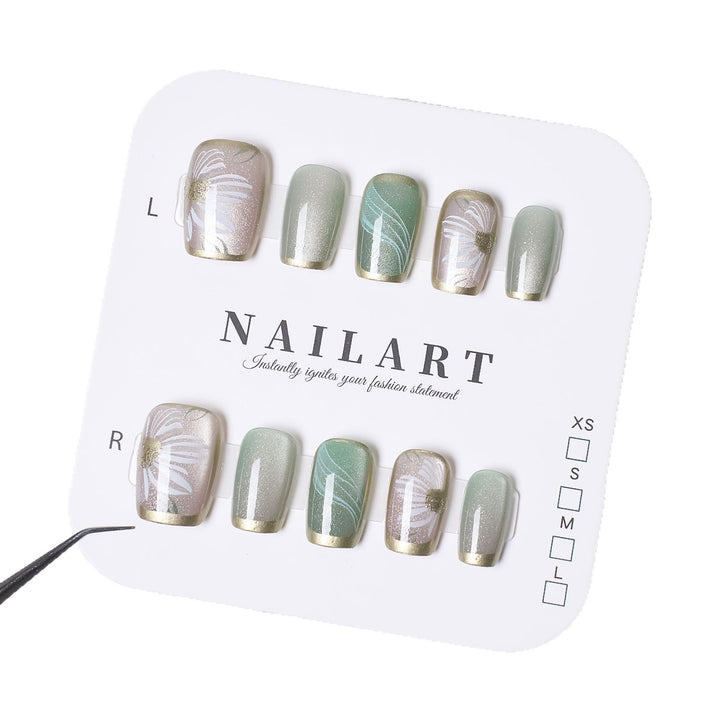 Artificial nails with floral accents and glamorous gold trim Bowlift