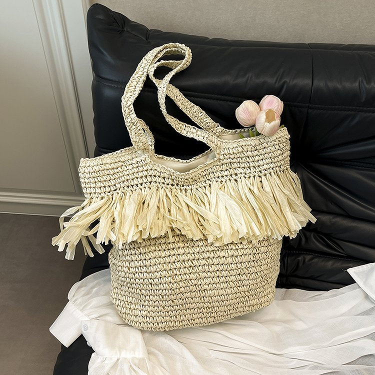 Straw bag with fringes and modern details Bowlift