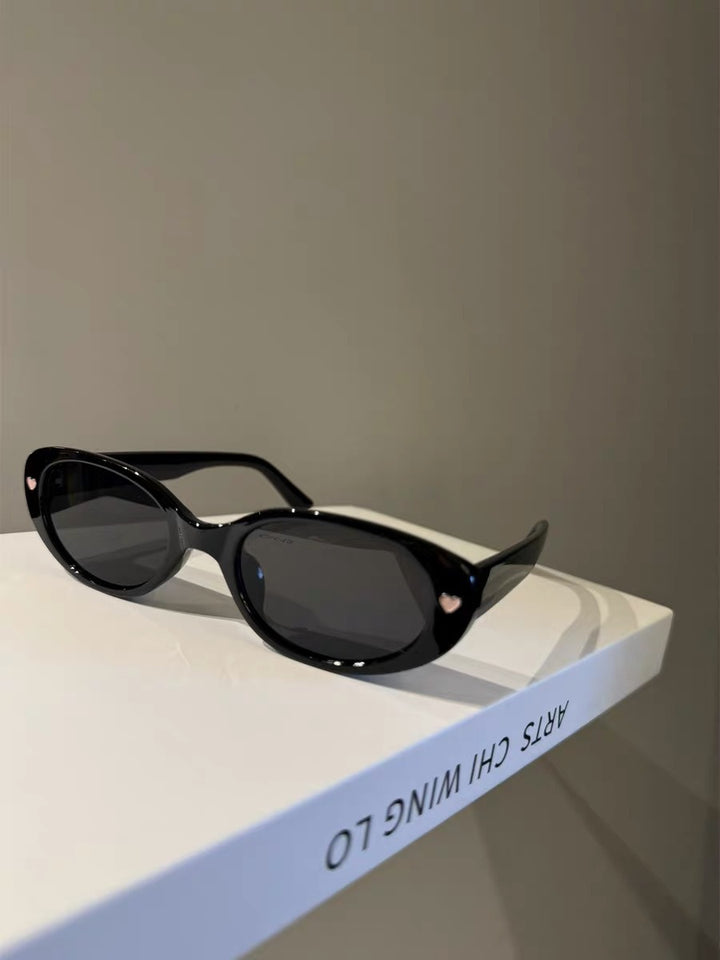 Fashionable Cat-Eye Sunglasses with Hearts Bowlift
