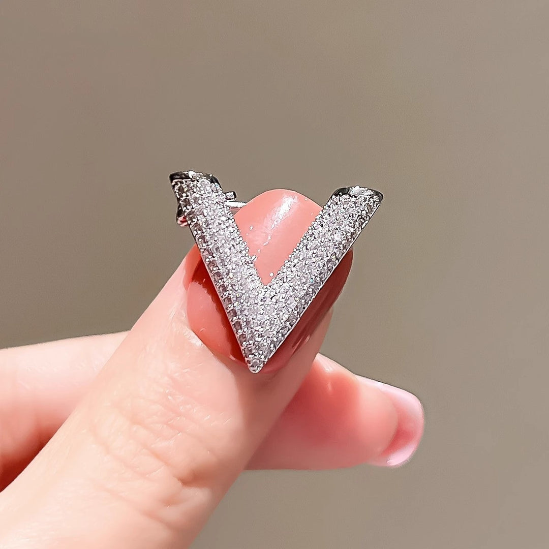 Elegant V-Shaped Brooch with Sparkling Crystals Bowlift
