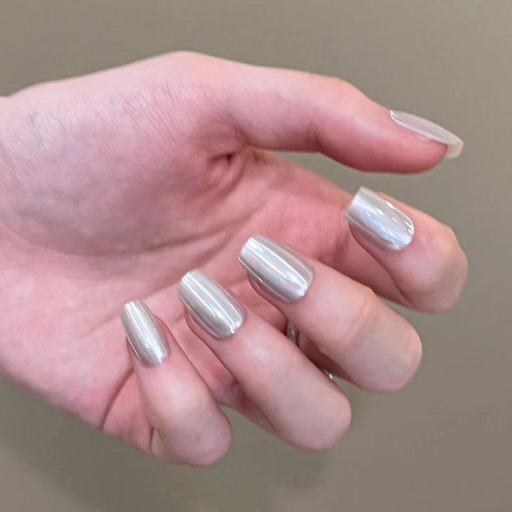 Artificial nail art with shiny surface Bowlift