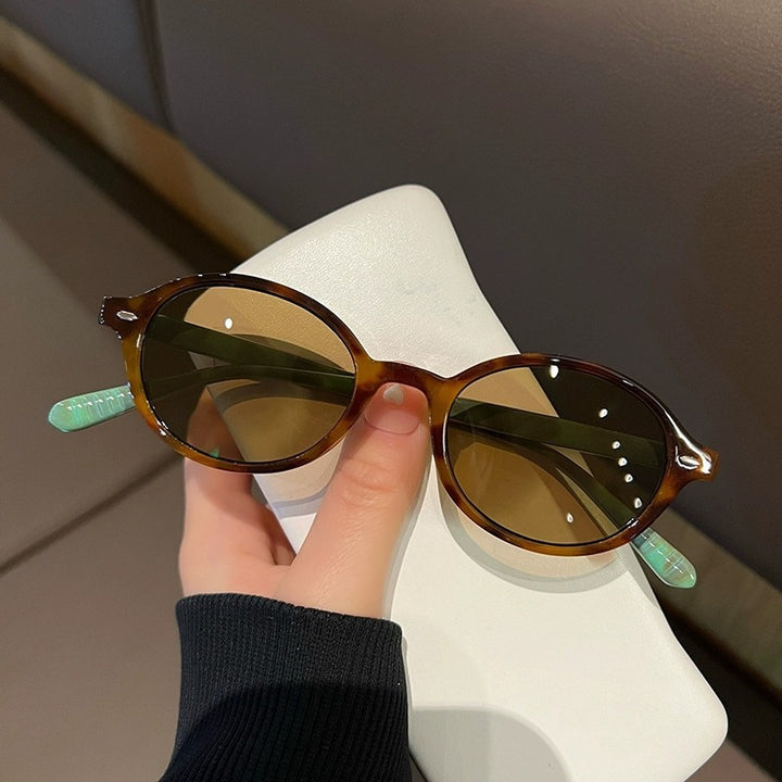 Ladies fashionable sunglasses in elegant oval design Bowlift