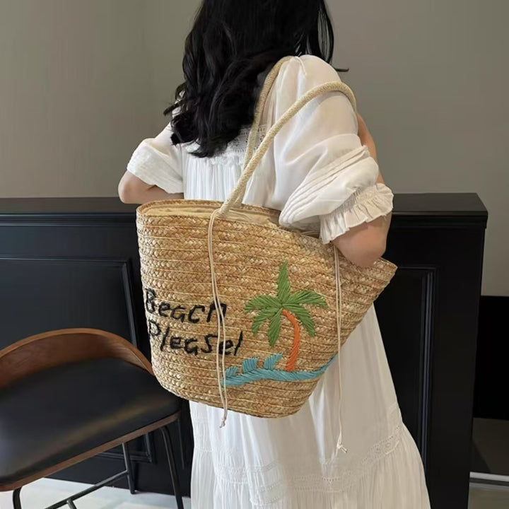 Summery woven bag with creative beach motif Bowlift