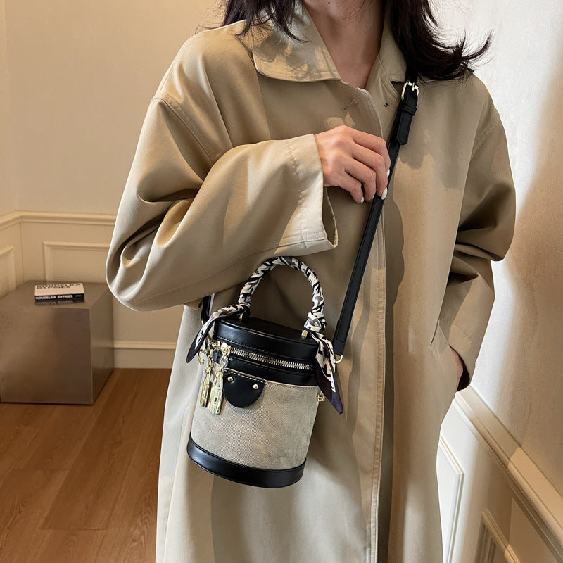 Fashionable Structured Bucket Bag Bowlift