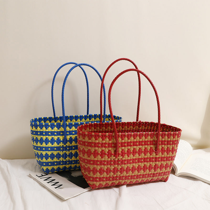 Braided straw bag with color-contrasting stripes Bowlift