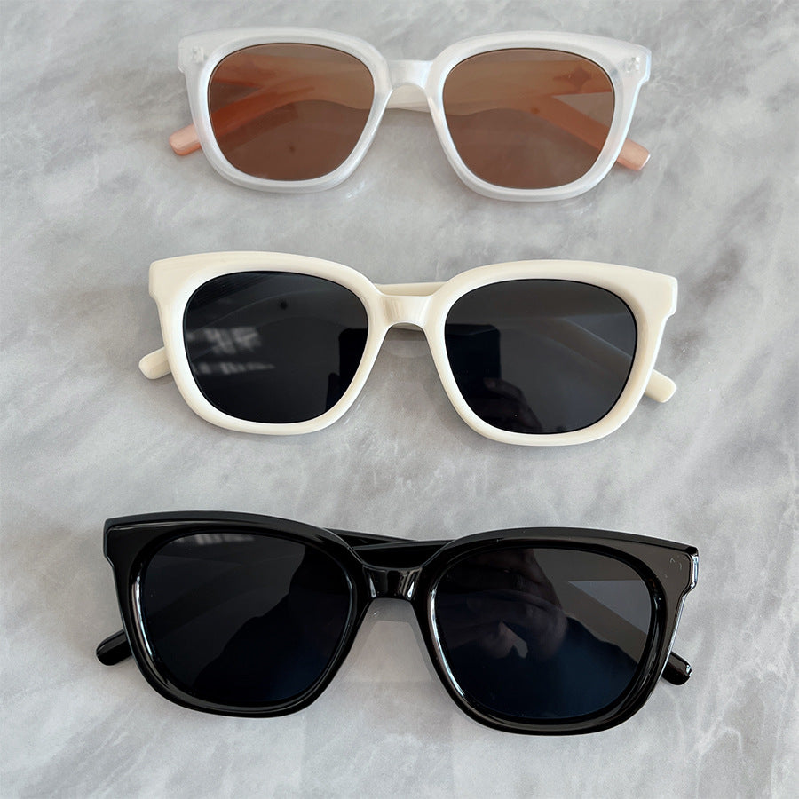 Women’s fashionable square sunglasses with UV protection filter and sturdy frame Bowlift