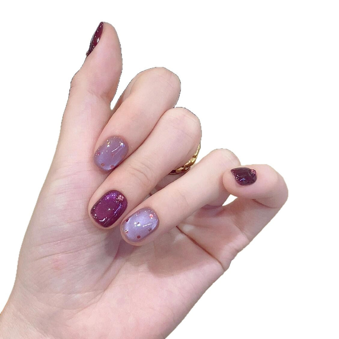 Artificial nails with unique glitter accents Bowlift