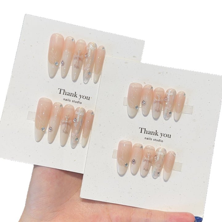Artificial nail tips with elegant accents Bowlift