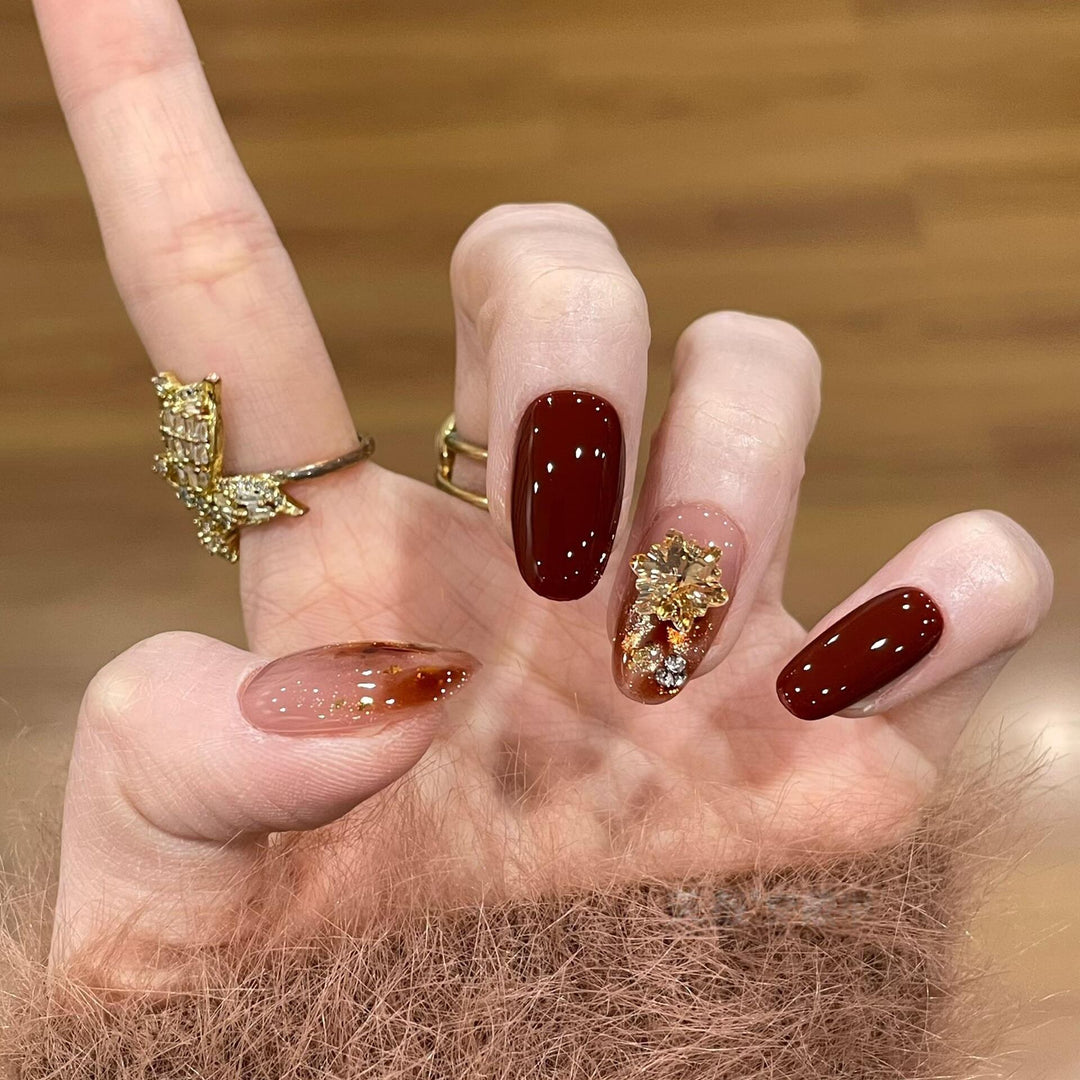 Artificial nail tips with golden accents Bowlift