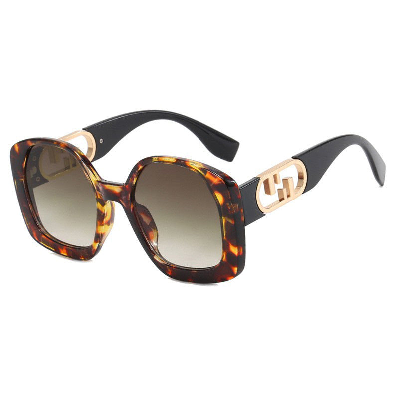 Women oversized sunglasses with extravagant geometric frame and elegant accents Bowlift