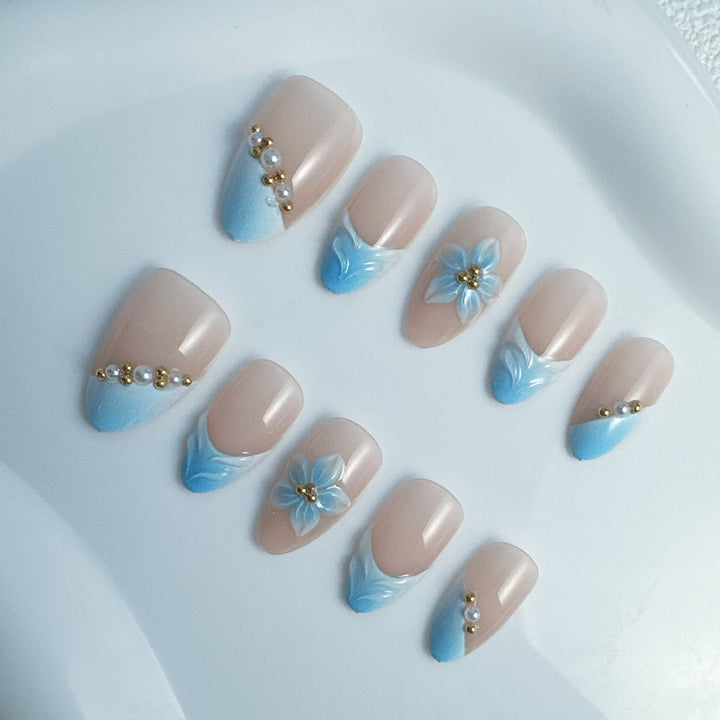 Elegant artificial nails with floral accents Bowlift