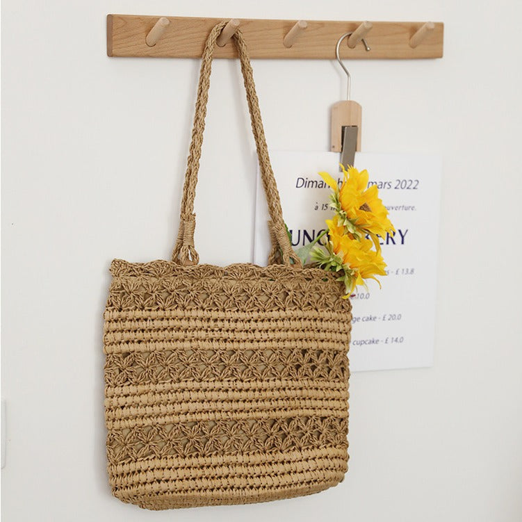 Hand-knotted beach bag in modern mesh design Bowlift