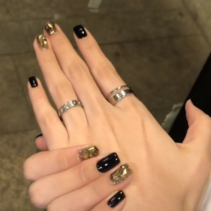 Artful nail art with luxurious glitter design Bowlift